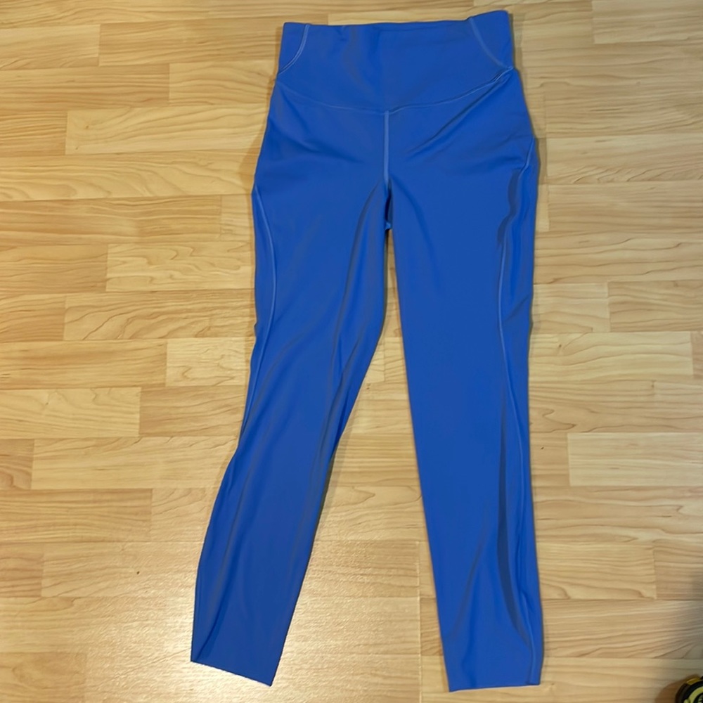 *Almost new condition* Lululemon Sky Blue Crop Legging size 6